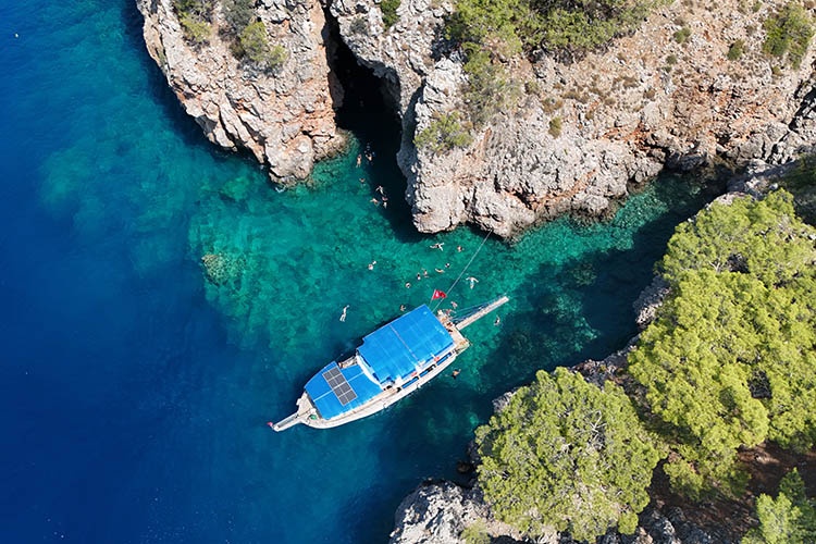 Mavinin Her Tonu: Antalya’da Tekne Turu Yapabileceğiniz En İyi Koylar